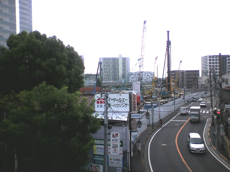 鹿島田駅から見た新川崎三井ビルディングの前に建築中の場所鹿島田駅から見た新川崎三井ビルディングの前に建築中の場所