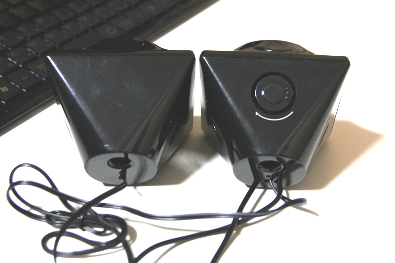 ELECOM Bevel shaped USBスピーカー MS-P03UBK本体裏側