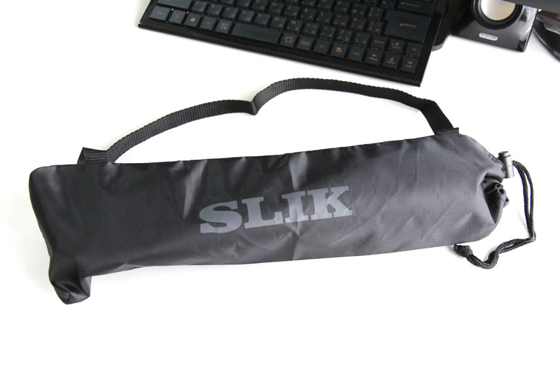 SLIK 小型三脚 コンパクト2を付属の袋に入れた様子