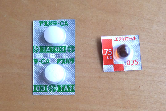 アスパラ－ＣＡ錠200とエディロールカプセルのパッケージ表