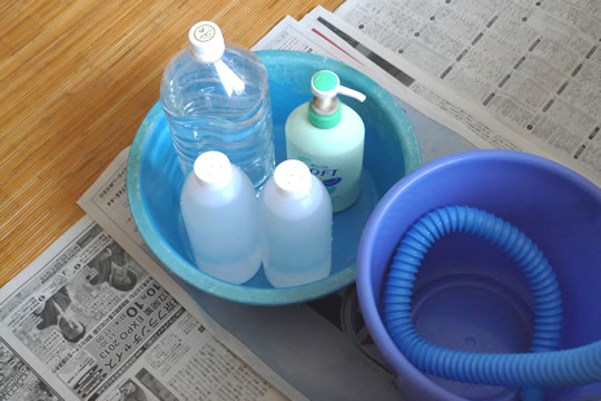 シャンプーと濯ぎ用のお湯を入れるボトル類
