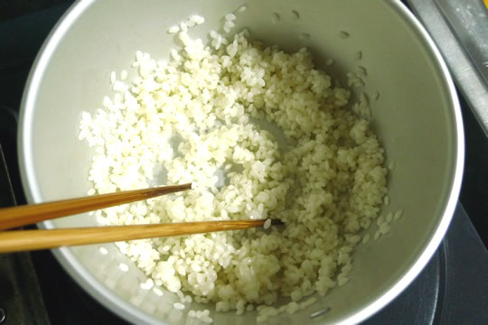 ごま油でお米を炒めます