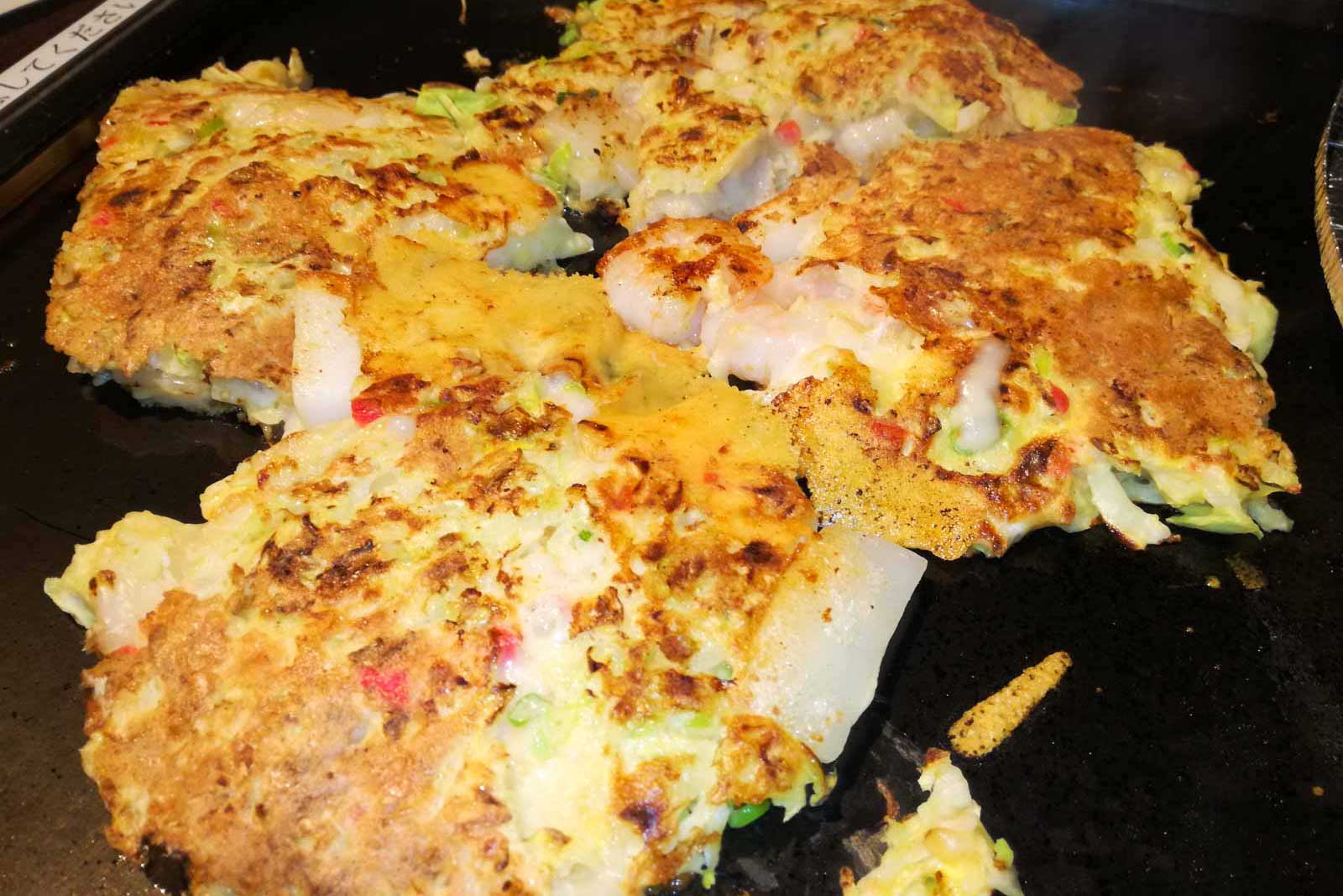 お好み焼きを裏返す