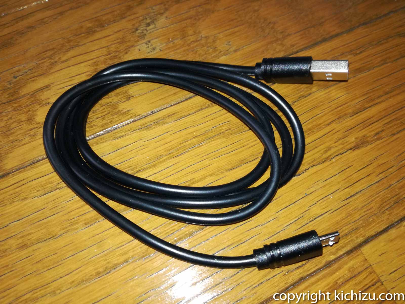 ケーブルはマイクロ USB と通常の USB コネクタ