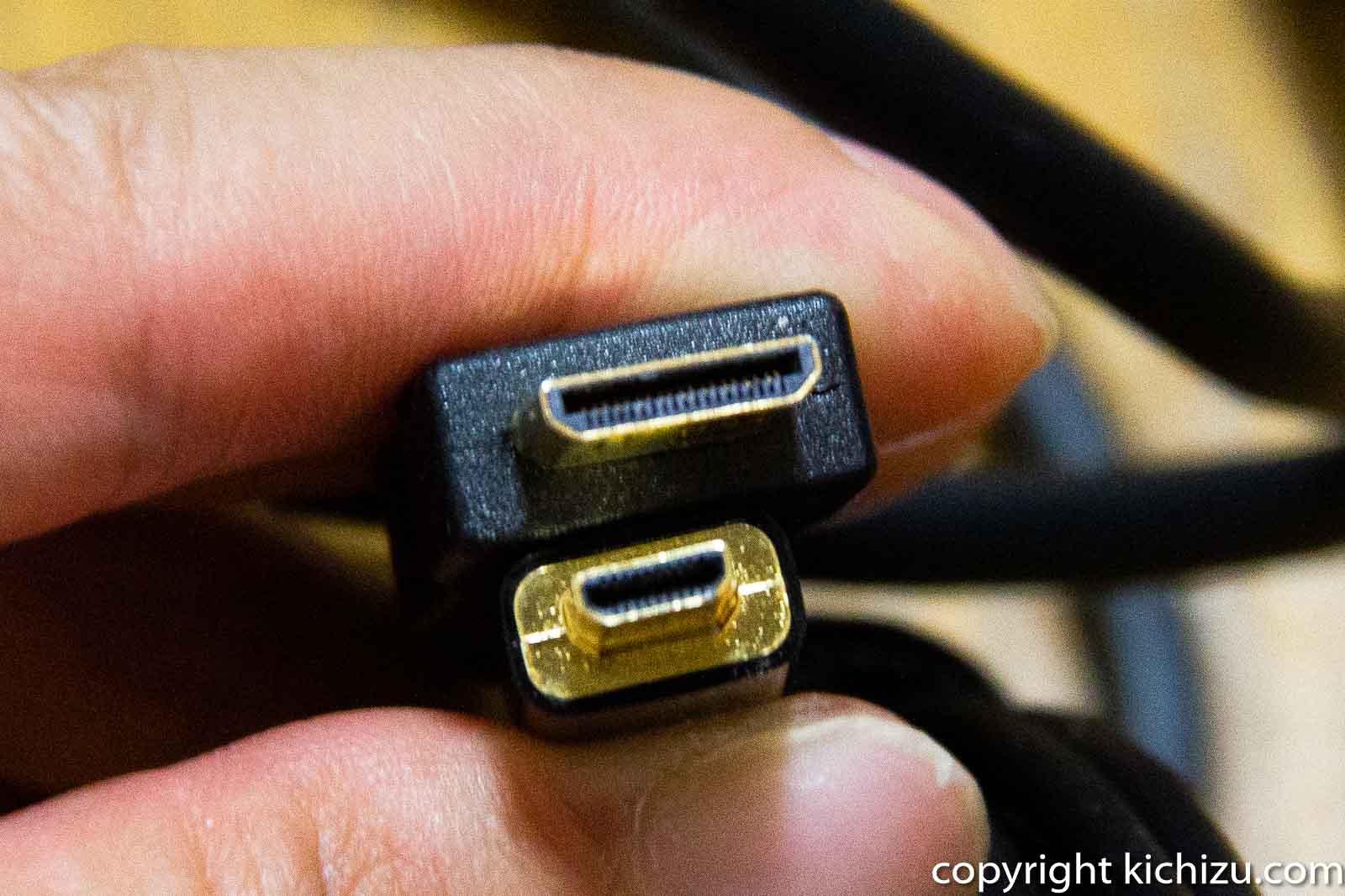 マイクロとミニ HDMI コネクタ比較