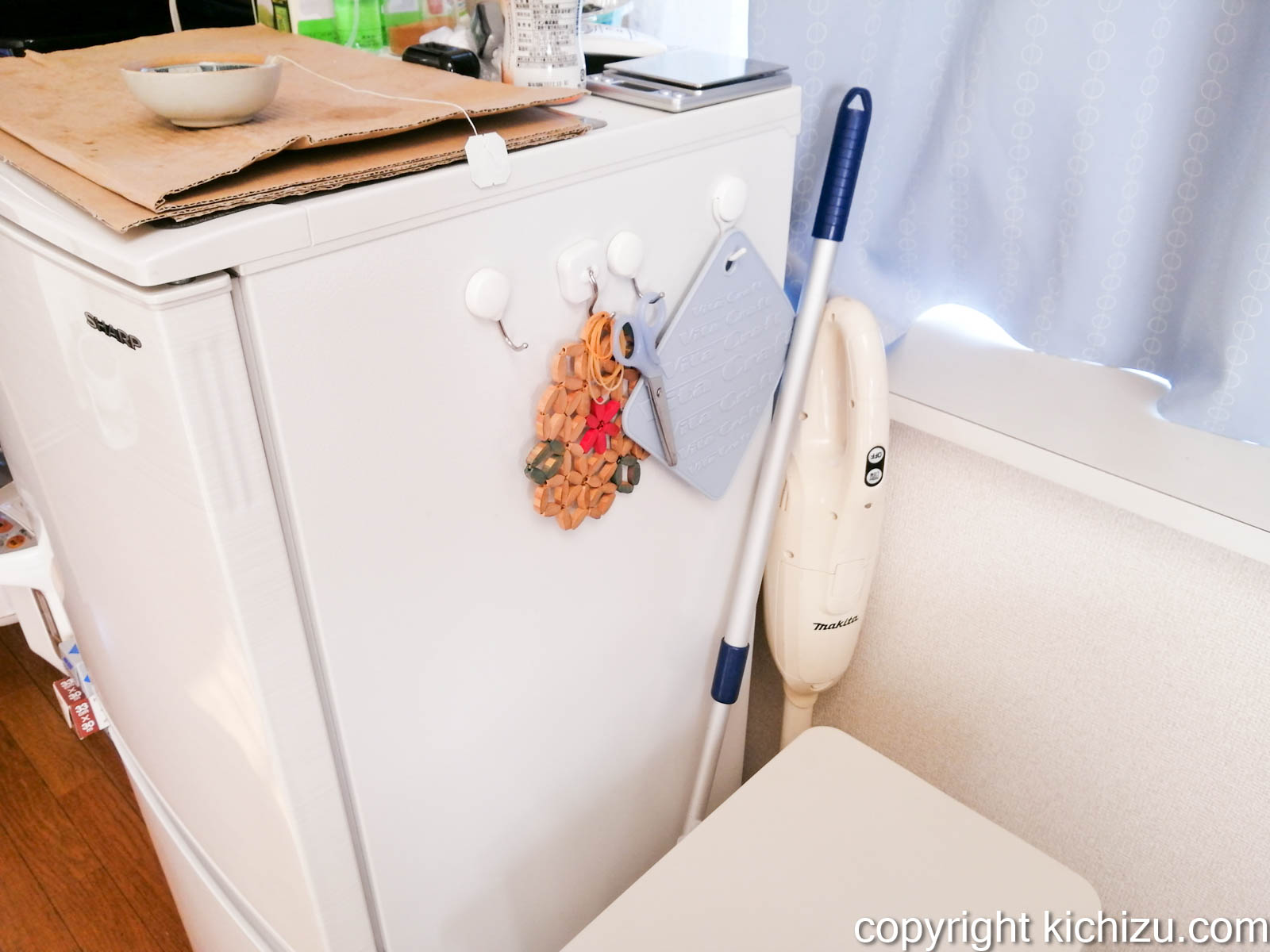冷蔵庫の側面にモップキャッチャーを設置する