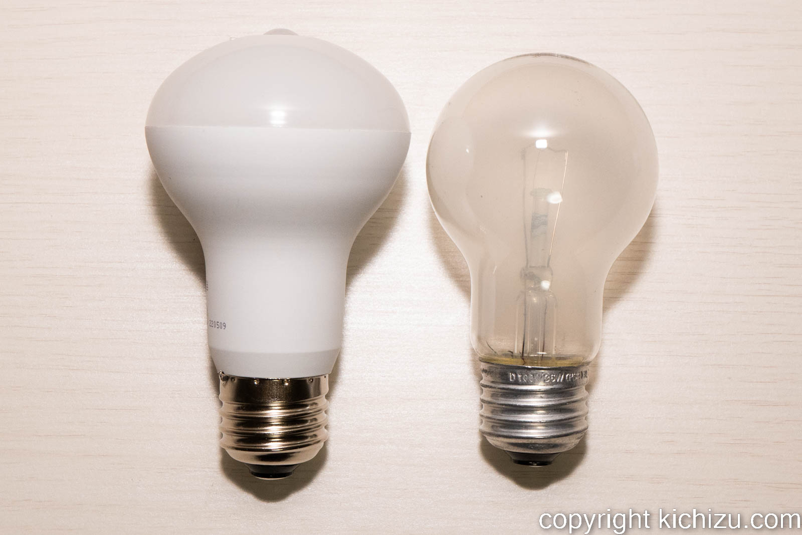 白熱シリカ電球と人感センサー付き LED 電球との比較