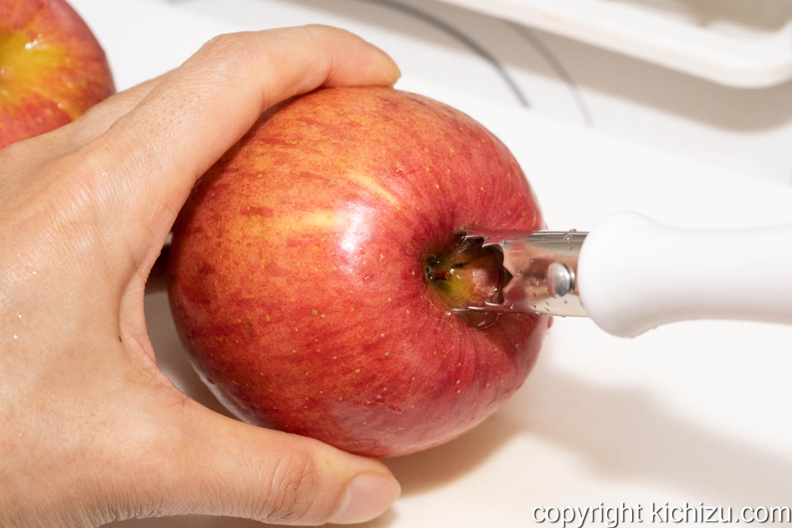 100均ダイソーのりんごの芯抜きでりんごの芯を切り抜く