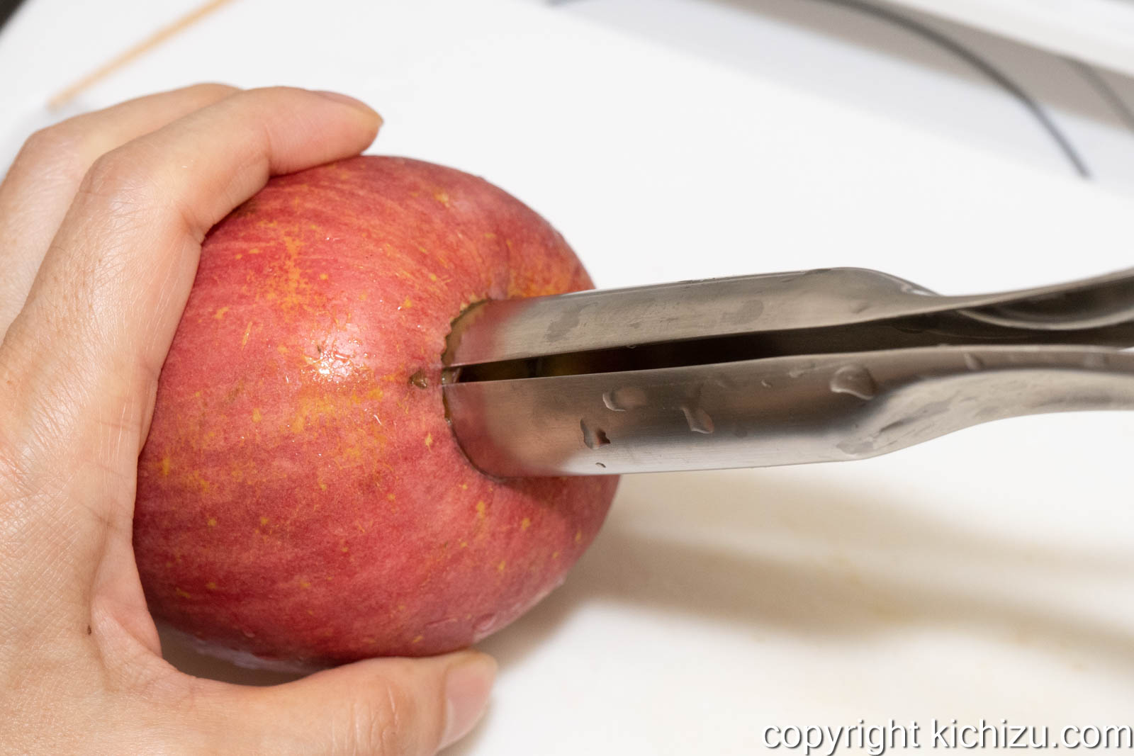 両端を押してリンゴに押し付ける