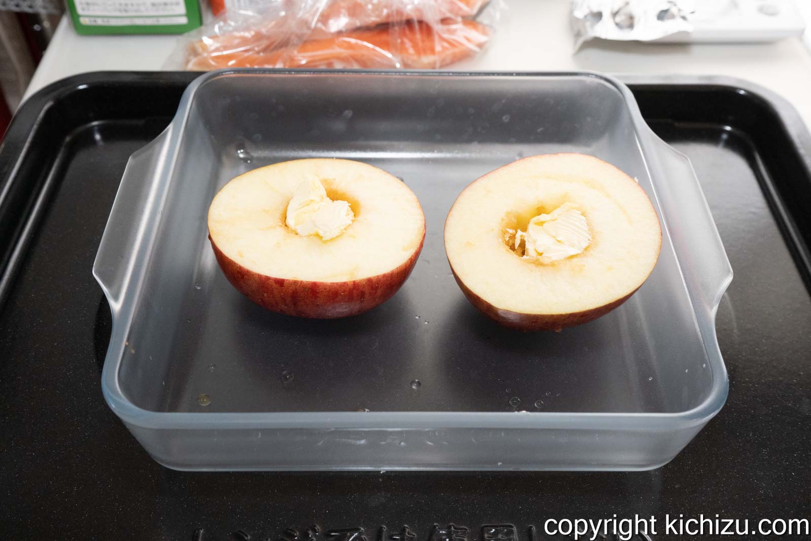 耐熱皿にリンゴをセットします