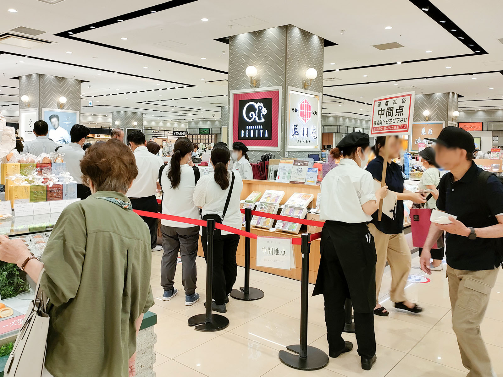 クルミっ子を並んで買う人たち