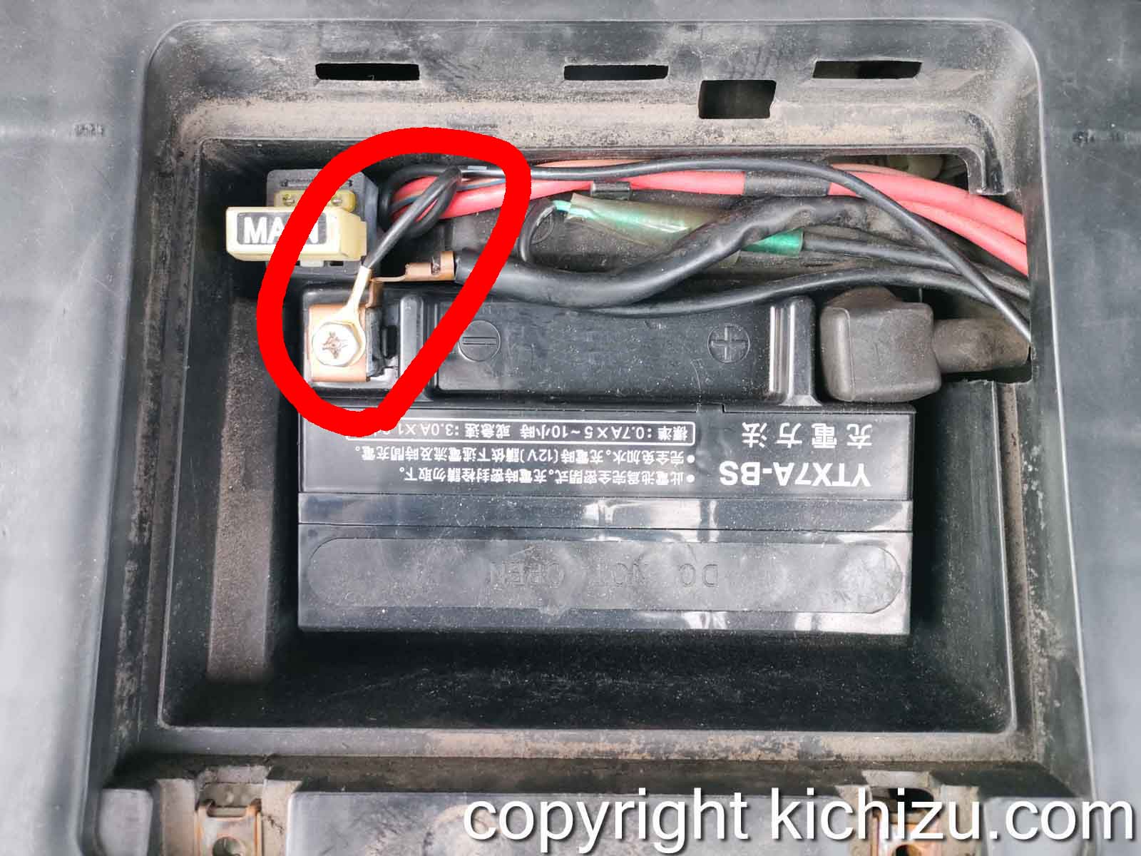 バッテリーのマイナス側に端子を接続する